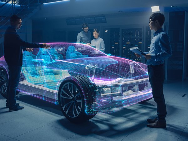 Ingenieure diskutieren um ein holografisches Modell eines Autos in einem High-Tech-Labor.