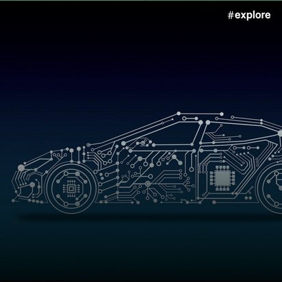 Grafische Darstellung eines Elektroautos, das aus Leiterplatten-Linien und Schaltkreisen geformt ist, mit einem Stromstecker auf der rechten Seite vor dunklem Hintergrund.