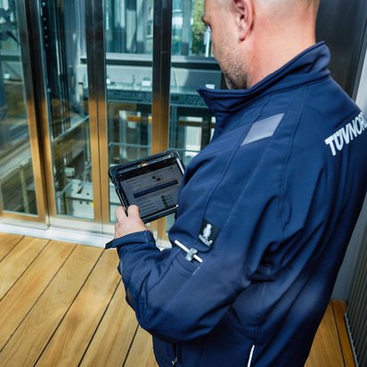 Techniker führt Gefahrenanalyse an Aufzugsanlagen durch