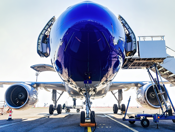 Betanken eines Flugzeugs vor dem Start