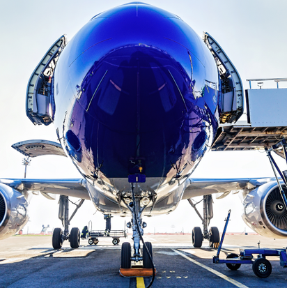 An aircraft is refueled with sustainable aviation fuel in accordance with ReFuelEU prior to takeoff.