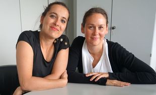 Gastgeberinnen des Podcasts: Julia Mandrión (l.) und Carolin Roterberg von der Konzernkommunikation.