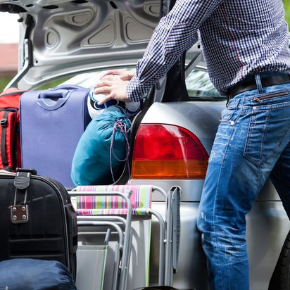 Beladen eines Autos mit Gepäck für eine Reise