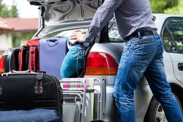Beladen eines Autos mit Gepäck für eine Reise