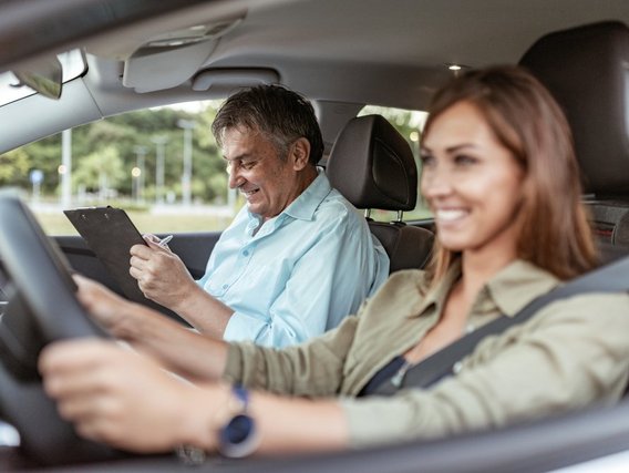 Fahrprüfung mit Prüfingenieur im Auto Fahrprüfung im Auto mit Prüfingenieur