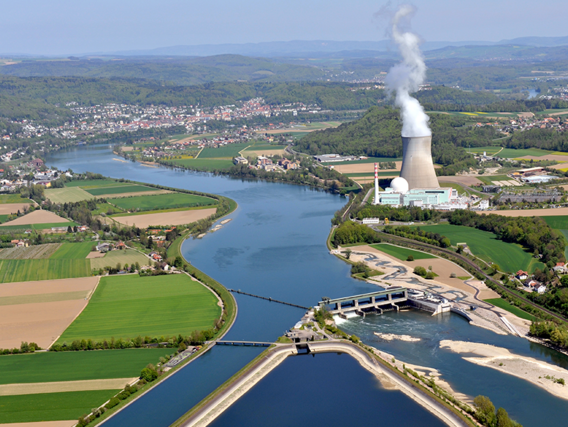 Nuklearanlage umgeben von grüner Landschaft - Symbolbild für Qualitätsmanagement im nuklearen Sektor