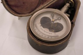 Historisches Messgerät vom TÜV
