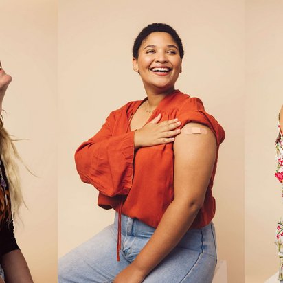 Mehrere Personen mit Pflaster auf dem Oberarm nach Grippeschutzimpfung durch MEDITÜV.