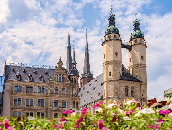 Marktplatz mit der Marktkirche in Halle (Saale) und Blick auf historische Gebäude im Stadtzentrum