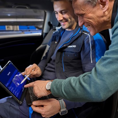 Fahrzeugprüfung an der TÜV NORD Station mit Laptop-Unterstützung TÜV NORD Ingenieur führt Hochvoltbatterie-Check an Elektroauto durch