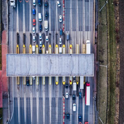 Luftaufnahme einer stark befahrenen Mautstation