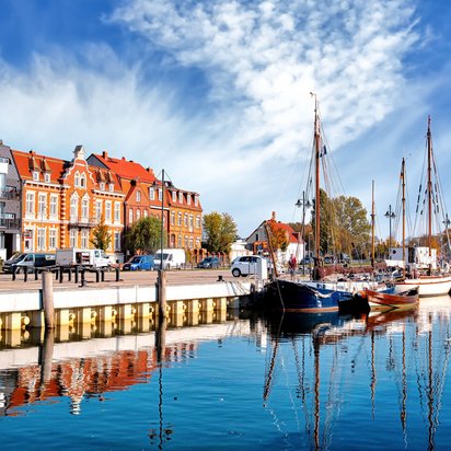 Hafen mit historischen Gebäuden und Segelbooten in Greifswald