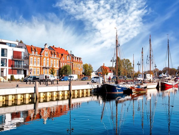 Hafen mit historischen Gebäuden und Segelbooten in Greifswald