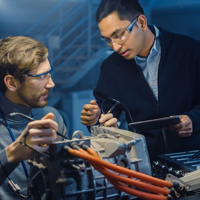 Ingenieure bei der Kalibrierung von elektrischen Komponenten