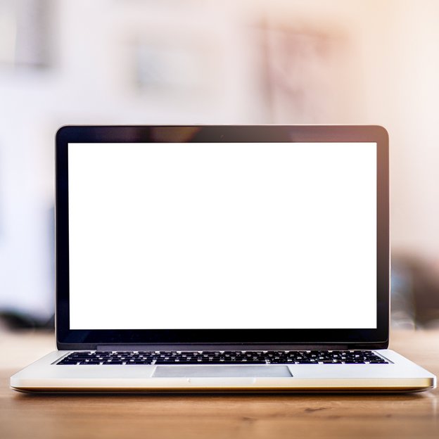 Laptop auf Tisch mit weißem Bildschirm