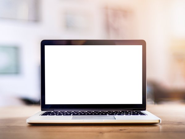 Laptop auf Tisch mit weißem Bildschirm