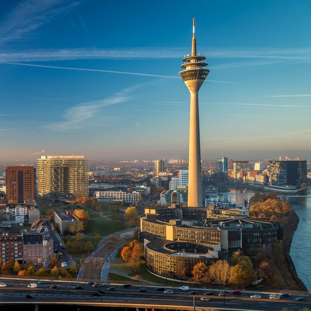 Panoramaaufnahme von Düsseldorf mit dem Fernsehturm im Vordergrund