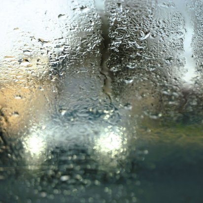 Verschwommene Sicht durch beschlagene Windschutzscheibe Verschwommene Sicht durch beschlagene Windschutzscheibe