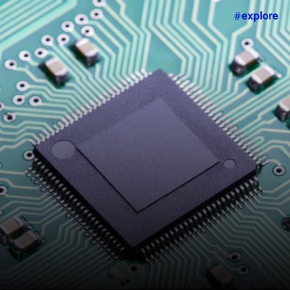 Detailaufnahme eines Computerchips auf einer grünen Leiterplatte mit zahlreichen Leiterbahnen und elektronischen Komponenten.