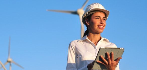 Ingenieurin vor Windanlage