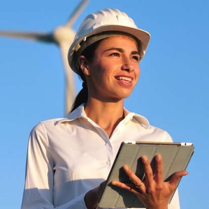 Ingenieurin vor Windanlage