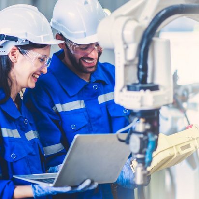 Ingenieurteam prüft Steuerungstechnik für funktionale Sicherheit an einer Industrieanlage.