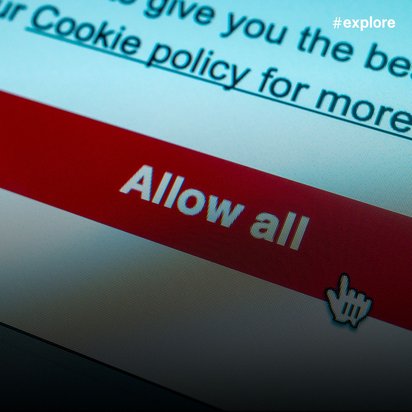 Nahaufnahme eines Cookie-Hinweises mit rotem 'Allow all'-Button und Verweis auf die Cookie-Richtlinie auf einem Bildschirm.