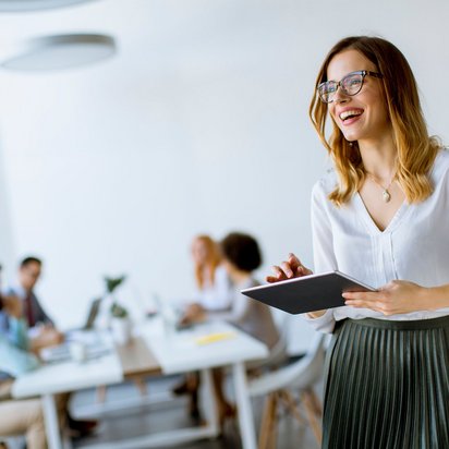 Mitarbeiterin des TÜV NORD Transfer während eines Vortrags zur Mitarbeitervermittlung.