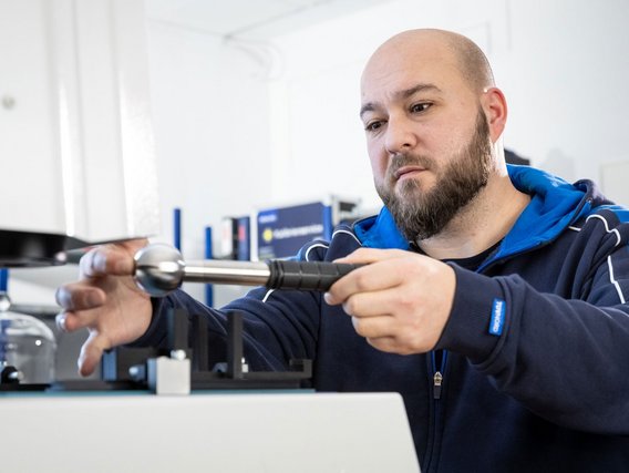 Kalibrierung von Kraftmessgeräten Kalibrierung eines Kraftmessgeräts im Kalibrierlabor