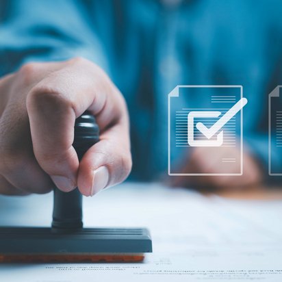 Hand stempelt Dokument, daneben schwebende Symbole von Dokumenten mit Häkchen.