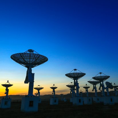 Satelliten vor Sonnenuntergang