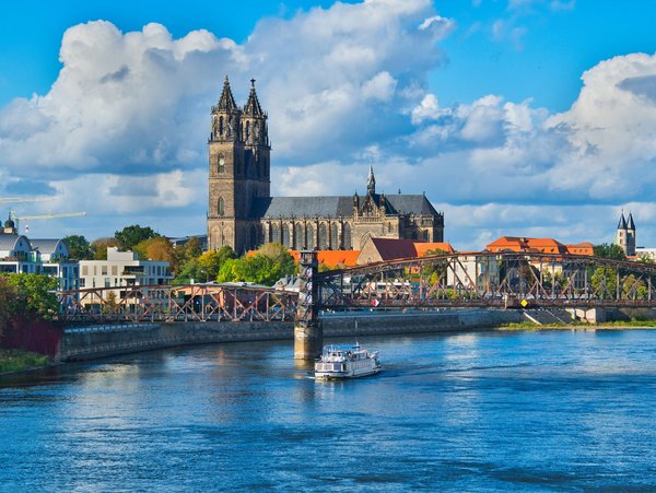 Blick auf die Stadt Magdeburg mit der gotischen Kirche und der Elbe