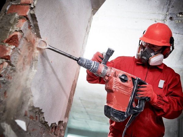 Mitarbeiter mit Abbruchmaschine