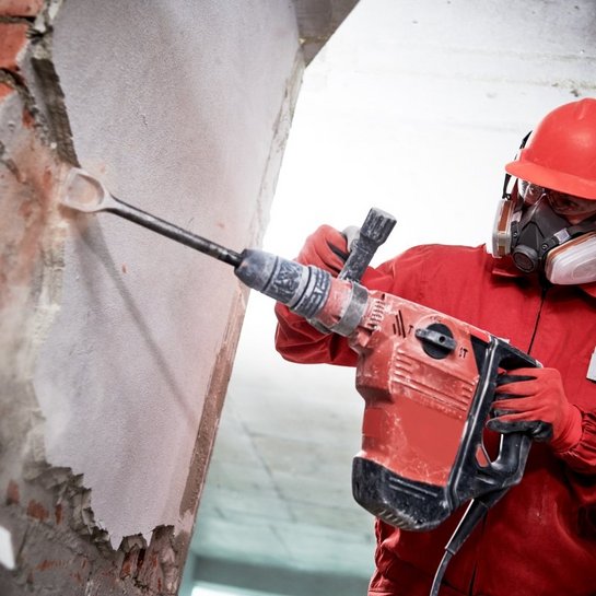Mitarbeiter mit Abbruchmaschine