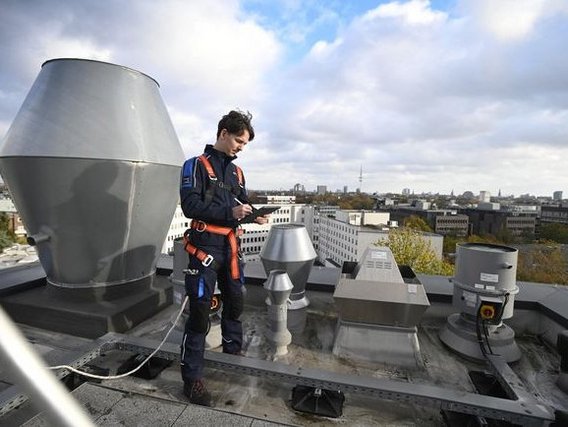 TÜV NORD Experte prüft eine raumlufttechnische Anlage