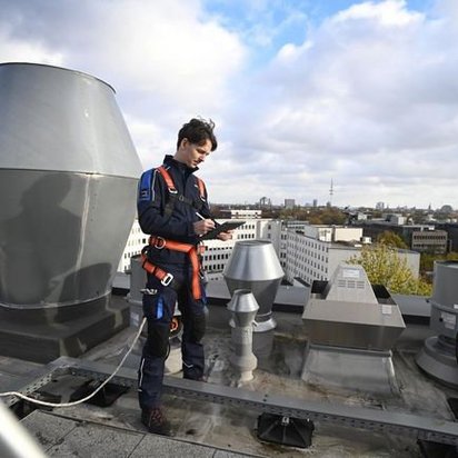 TÜV NORD Experte prüft eine raumlufttechnische Anlage