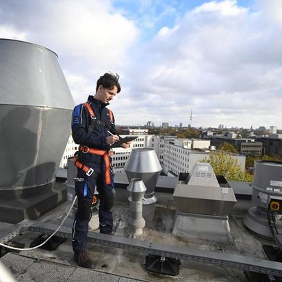 TÜV NORD Experte prüft eine raumlufttechnische Anlage