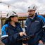Zwei TÜV NORD-Mitarbeitende mit Helmen und Tablets im Gespräch auf einer Baustelle beim baubegleitenden Qualitätscontrolling