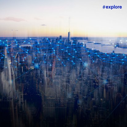 Panoramablick auf eine Großstadt bei Sonnenuntergang mit digitalen, blauen Vernetzungslinien und Knotenpunkten, die ein Smart-City-Konzept symbolisieren.