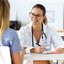 Eine Ärztin führt ein Gespräch mit einer Patientin und bietet Beratung zur Gesundheit am Arbeitsplatz