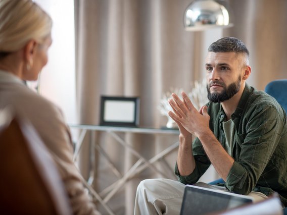 Psychologische und medizinische Begutachtungen für Verkehrsbetriebe bei TÜV NORD Mann in einem Gespräch, gestikuliert mit den Händen, während er eine andere Person ansieht