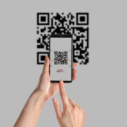 Frau scannt QR-Code mit Smartphone Frau scannt QR-Code mit Smartphone