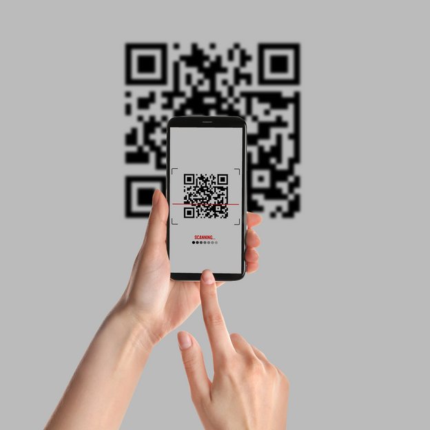 Frau scannt QR-Code mit Smartphone