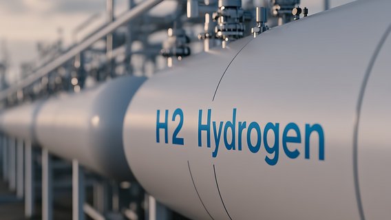 Nahaufnahme einer Wasserstoff-Pipeline mit der Aufschrift "H2 Hydrogen" im Industrieumfeld