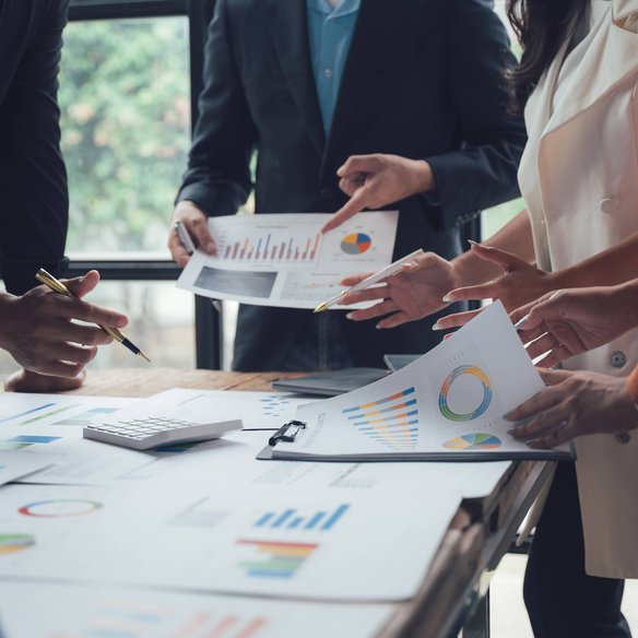 Personen analysieren gemeinsam Diagramme und Kennzahlen zur Bewertung der Energieeffizienz in einem Unternehmen.