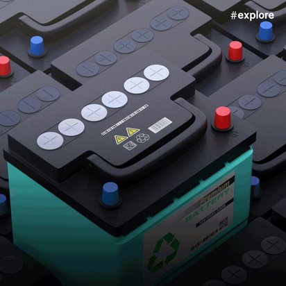 Anordnung von schwarzen Autobatterien mit roten und blauen Anschlüssen, eine grüne Batterie mit Recycling-Symbol hebt sich hervor.