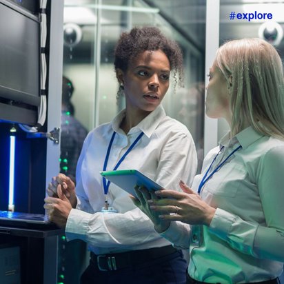 Zwei IT-Fachkräfte diskutieren in einem Serverraum mit blinkenden grünen Lichtern, während sie Tablets halten und technische Probleme analysieren.