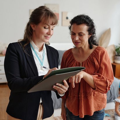 Psychologin und Klientin sprechen gemeinsam über eine Lösung in einer psychologischen Sprechstunde