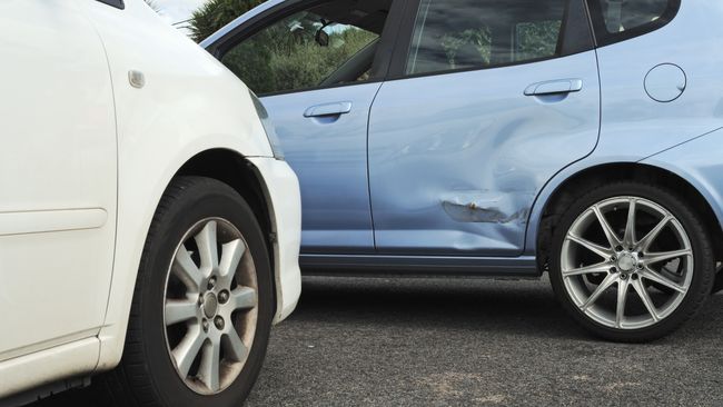 Schaden am parkenden Auto: Tipps für Verhalten nach dem Unfall und  Lackpflege