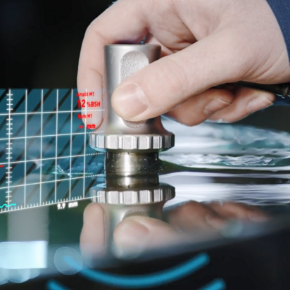 Bildcollage: Hand mit Prüfgerät und Grafik - Werkstoffprüfung Bildcollage: Hand mit Prüfgerät und Grafik - Werkstoffprüfung